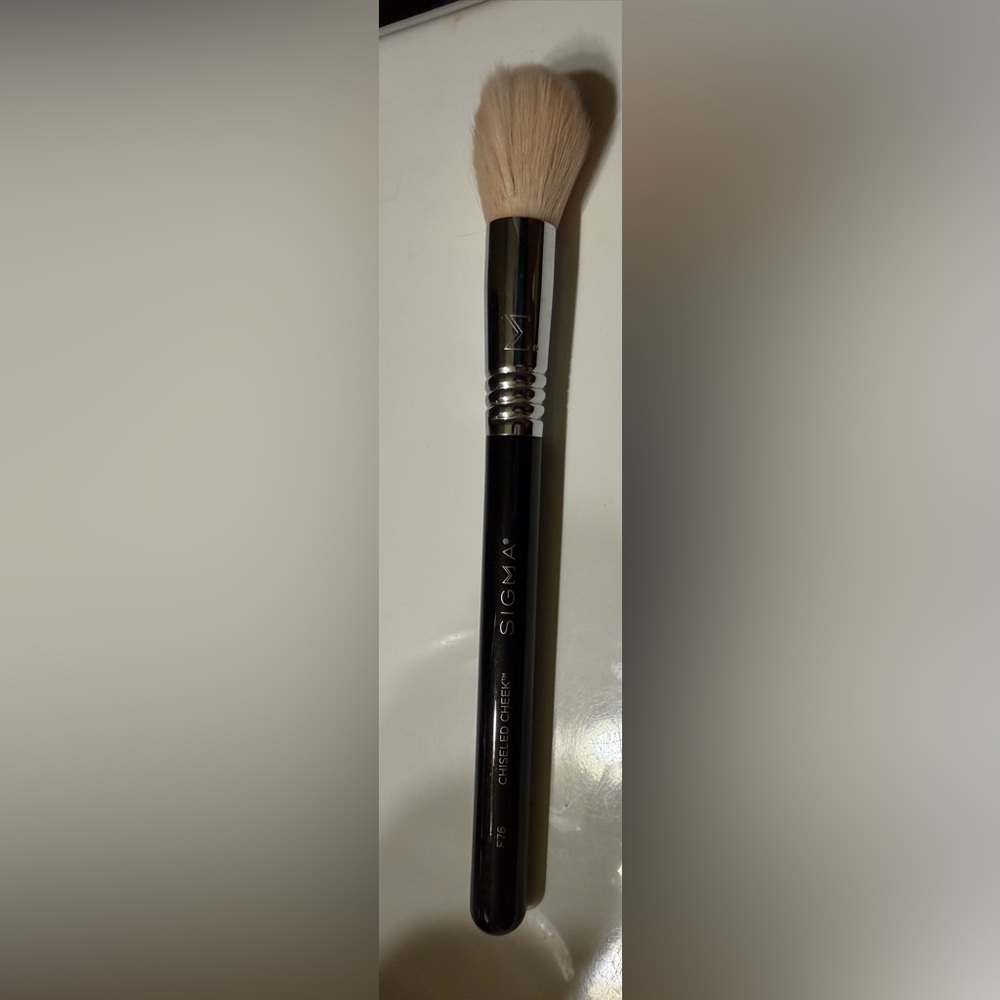NWOB‼️Sigma Beauty- F76 Chiseled Cheek